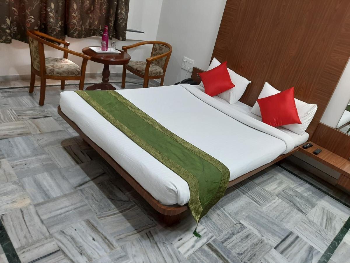 City Palace Hotel होटल सिटी पैलेस Насик Экстерьер фото