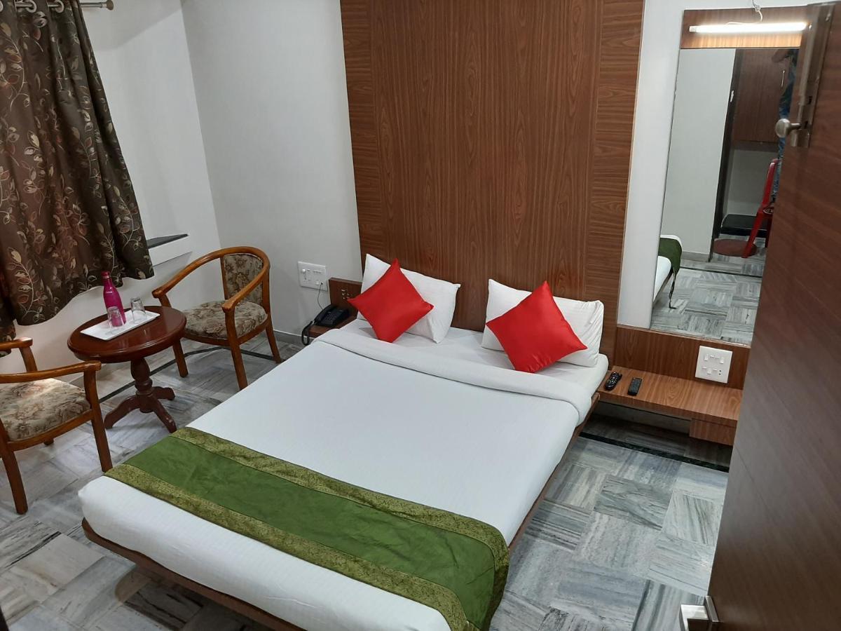 City Palace Hotel होटल सिटी पैलेस Насик Экстерьер фото